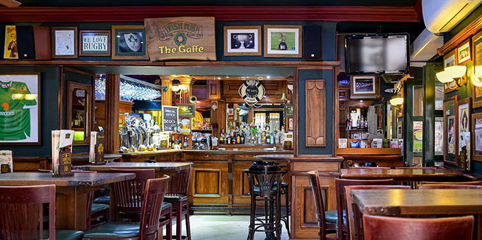 Trabajar en un bar irlandés mientras estudias inglés es muy común